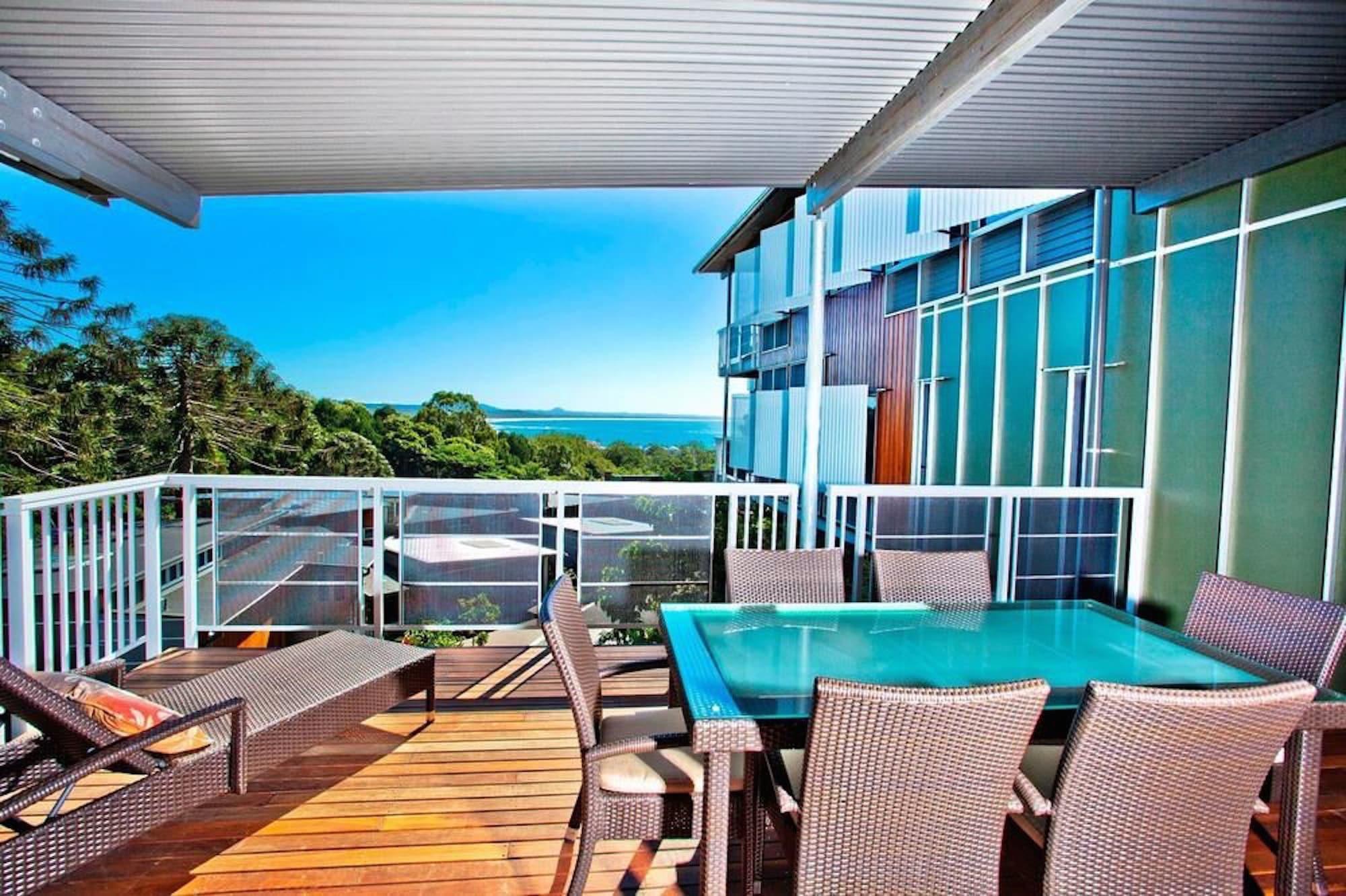 ペッパーズ ヌーサ リゾート&ヴィラズ ヌーサヘッズ エクステリア 写真 A balcony with a louvred roof
