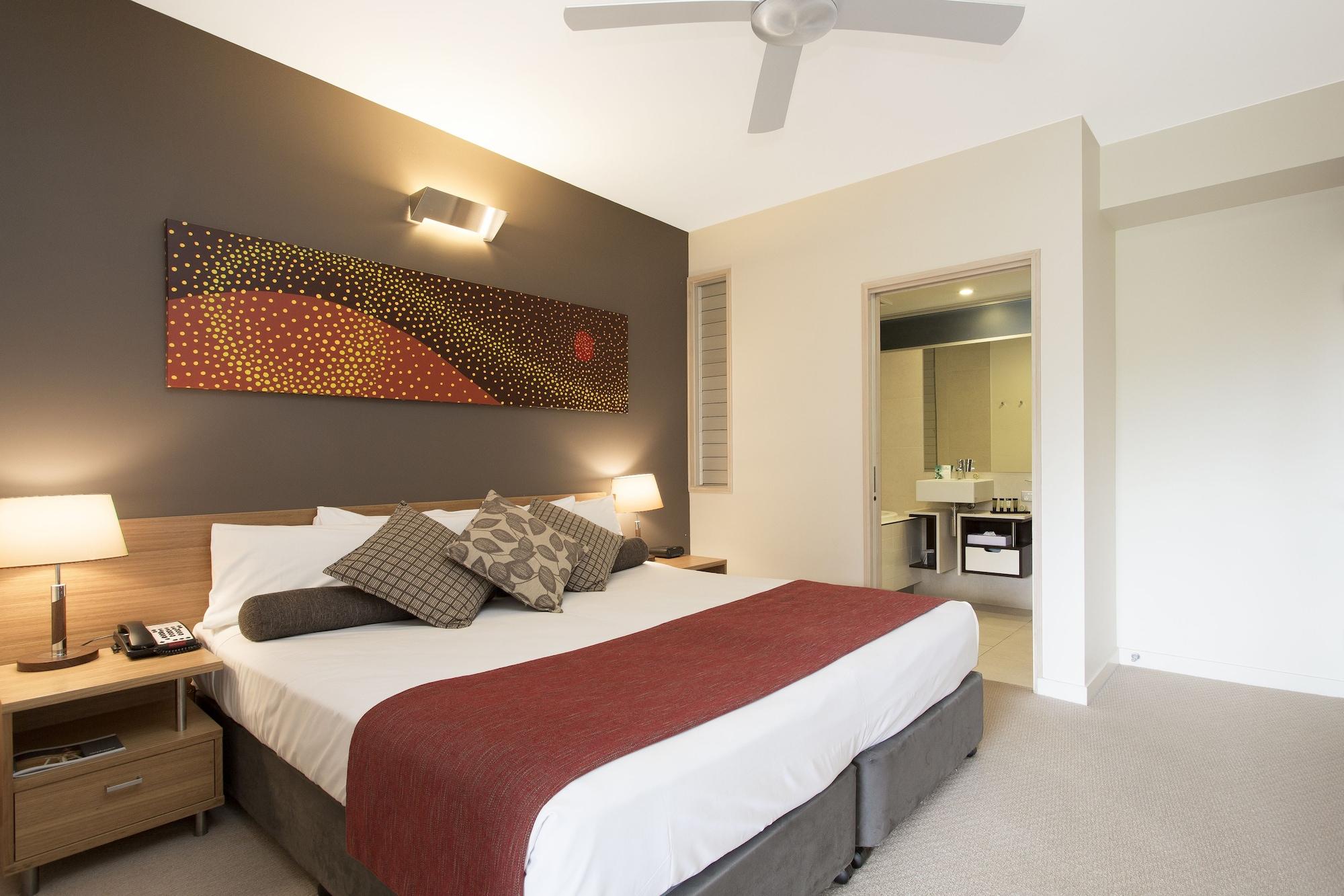 ペッパーズ ヌーサ リゾート&ヴィラズ ヌーサヘッズ エクステリア 写真 A bedroom at the Mantra on Lake