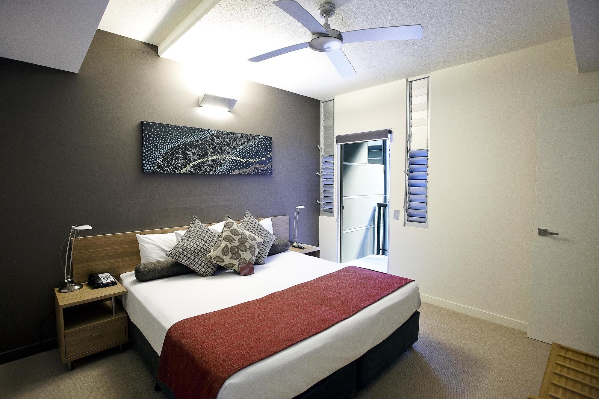 ペッパーズ ヌーサ リゾート&ヴィラズ ヌーサヘッズ エクステリア 写真 A bedroom at the Mantra on the Lake