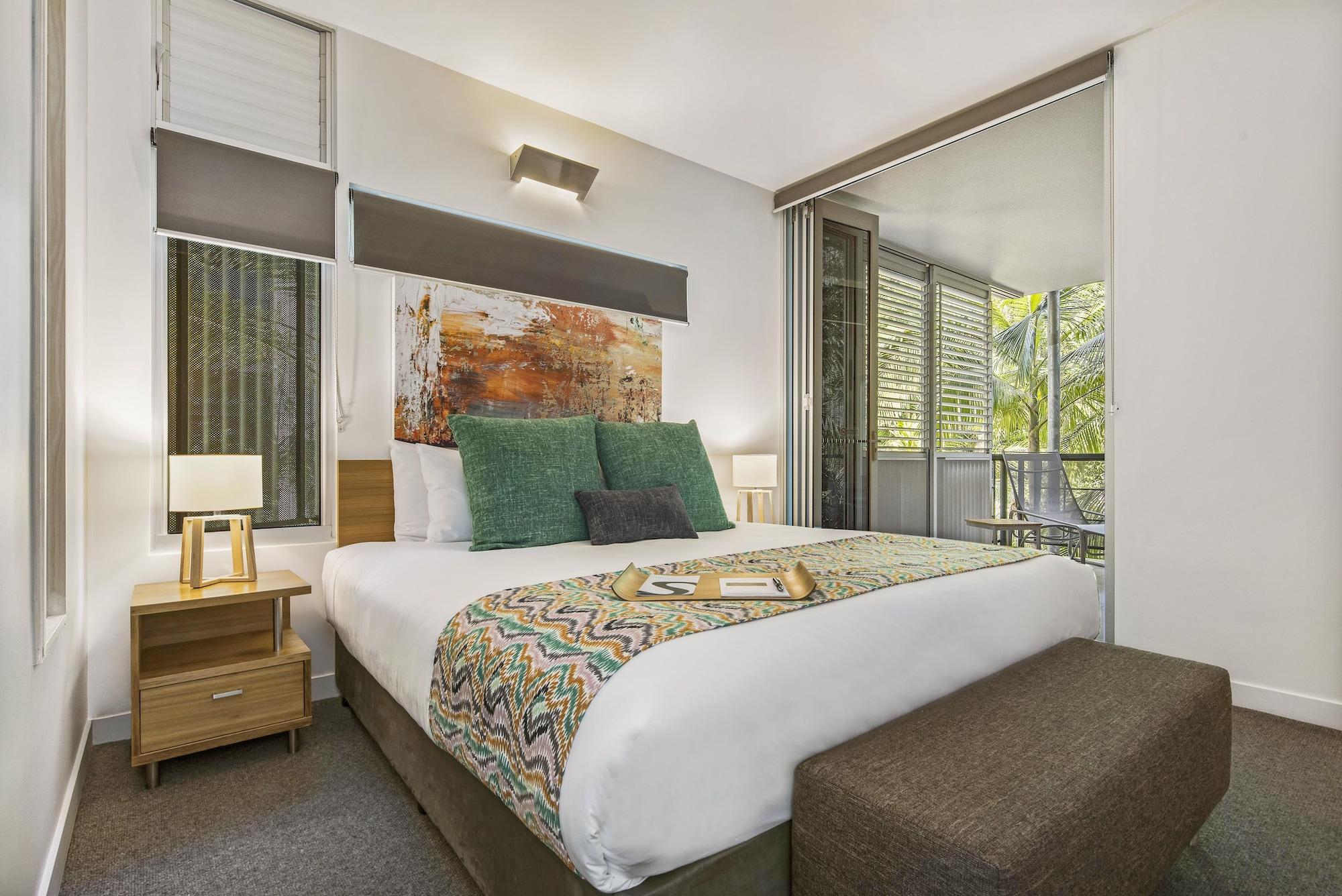 ペッパーズ ヌーサ リゾート&ヴィラズ ヌーサヘッズ エクステリア 写真 A bedroom at the Mantra on Lake