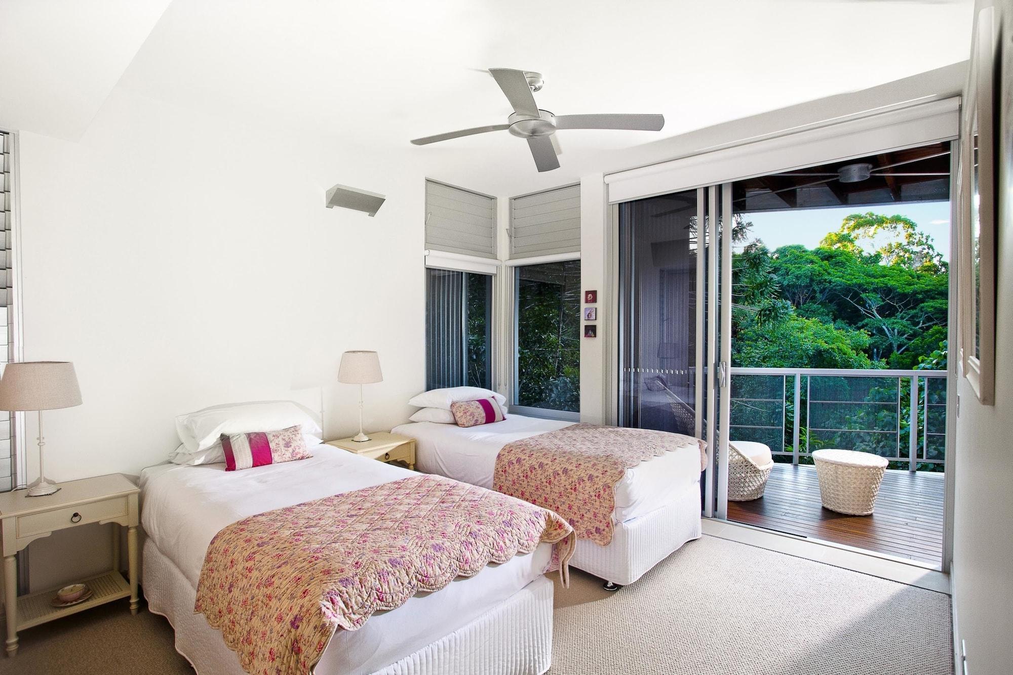 ペッパーズ ヌーサ リゾート&ヴィラズ ヌーサヘッズ エクステリア 写真 A bedroom at the resort