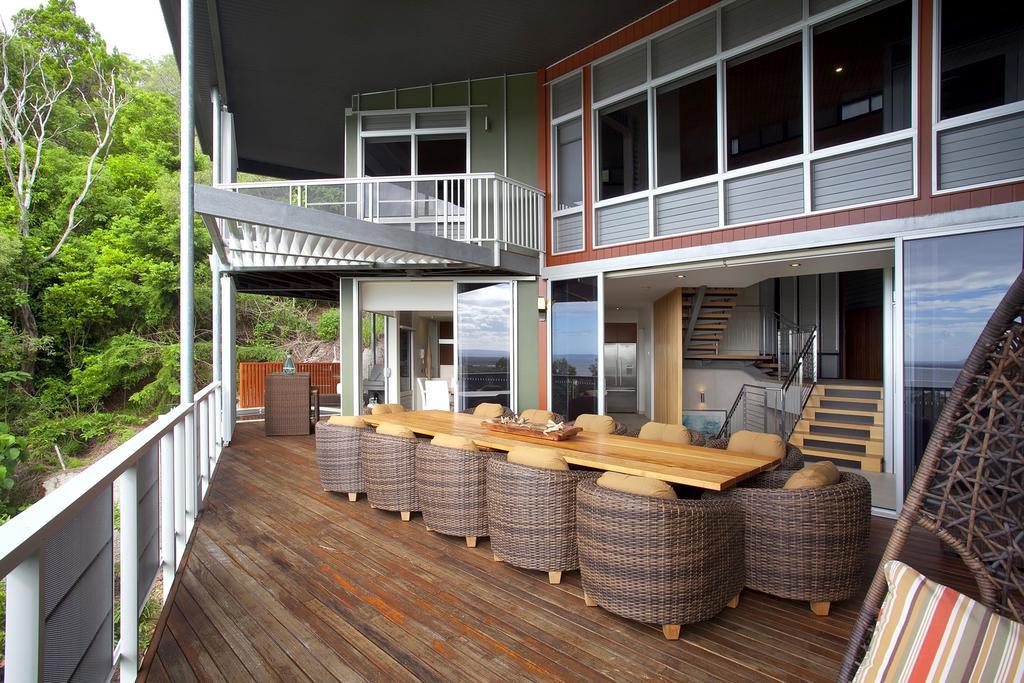 ペッパーズ ヌーサ リゾート&ヴィラズ ヌーサヘッズ エクステリア 写真 The deck of a villa at the resort