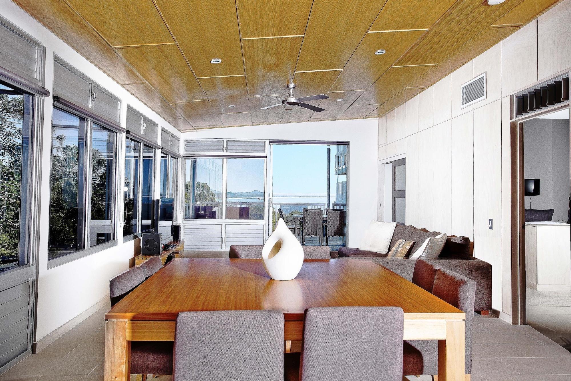 ペッパーズ ヌーサ リゾート&ヴィラズ ヌーサヘッズ エクステリア 写真 A living room with a ceiling fan