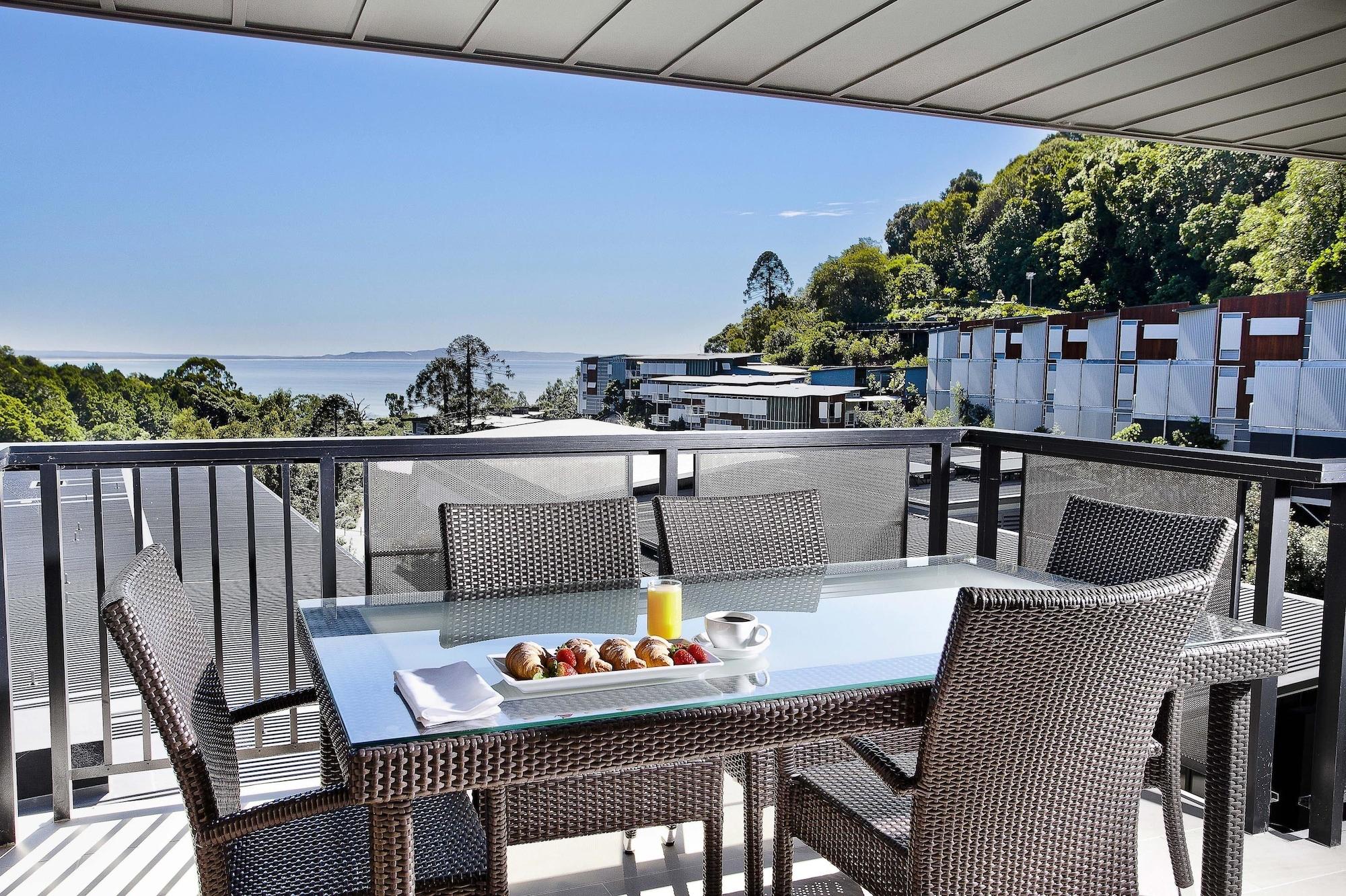 ペッパーズ ヌーサ リゾート&ヴィラズ ヌーサヘッズ エクステリア 写真 A balcony with a retractable awning